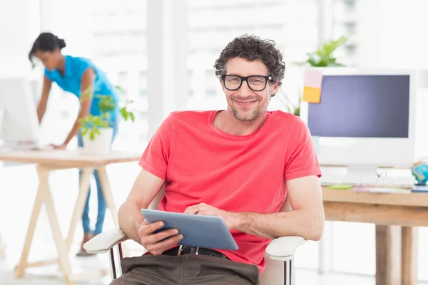 Man posing in front of his colleague — ストック写真