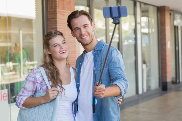 Um casal feliz sorrindo tirando selfies — Fotografia de Stock