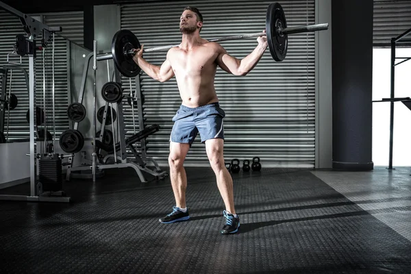 Svalnatý muž zrušení barbell — Stock fotografie