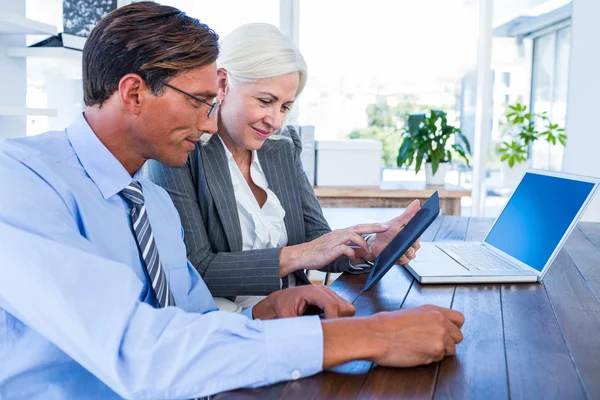 Företag som arbetar på tablet PC — Stockfoto