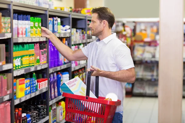 Guapo buscando un producto en el estante —  Fotos de Stock