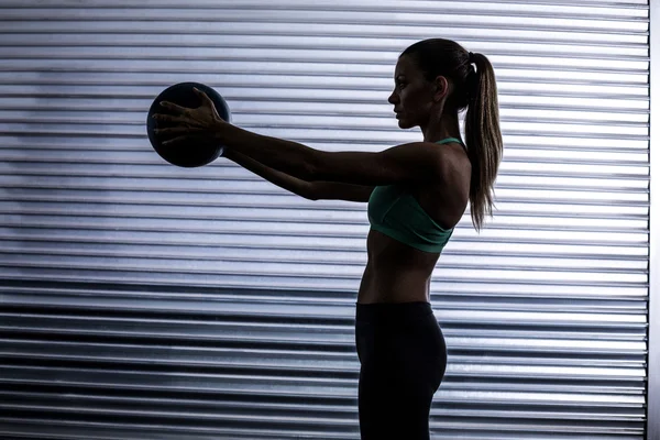 ボール運動を行う筋肉女 — ストック写真