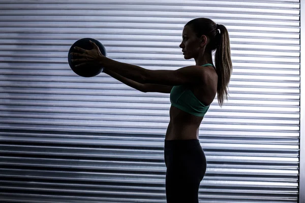 Mujer muscular haciendo ejercicio de pelota —  Fotos de Stock