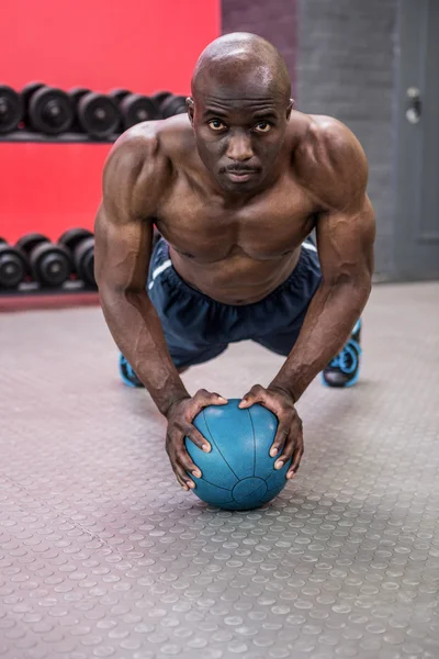 Young bodybuilder doing excercises — Stock Photo, Image