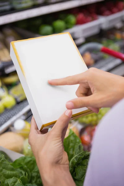 Mulher apontando sua lista de compras — Fotografia de Stock