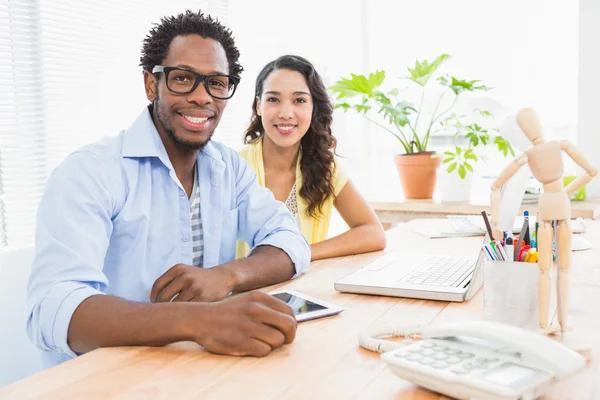 Junge lächelnde Geschäftsleute — Stockfoto