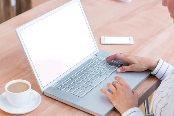 A businesswoman using her laptop — Stock Photo, Image