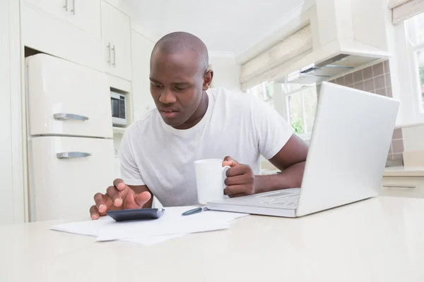 Un homme travaillant et utilisant son ordinateur portable — Photo