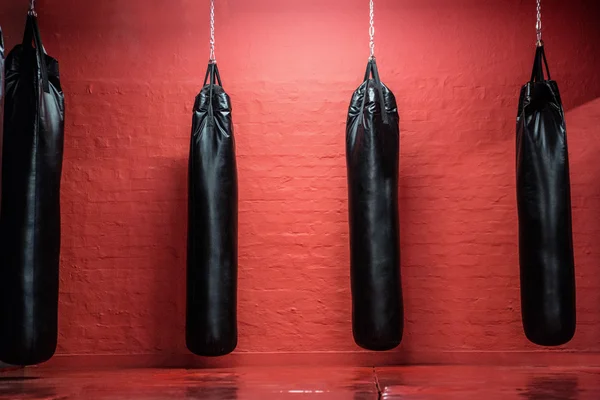 Мешки для битья в зоне красного бокса — стоковое фото