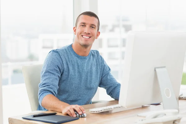 Jonge creatieve ondernemer werken op de computer — Stockfoto