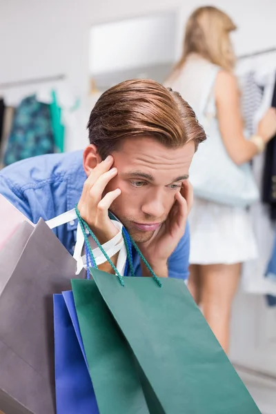 Un uomo annoiato con le mani sotto il mento — Foto Stock