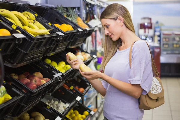 Sorridente bella donna bionda che compra patate — Foto Stock