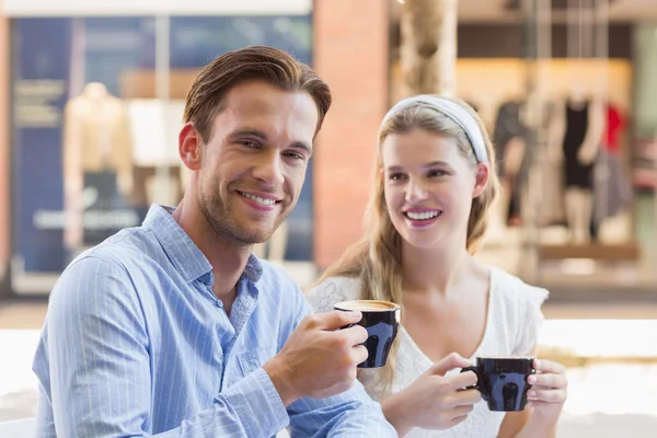 Nettes Paar beim gemeinsamen Kaffeetrinken — Stockfoto