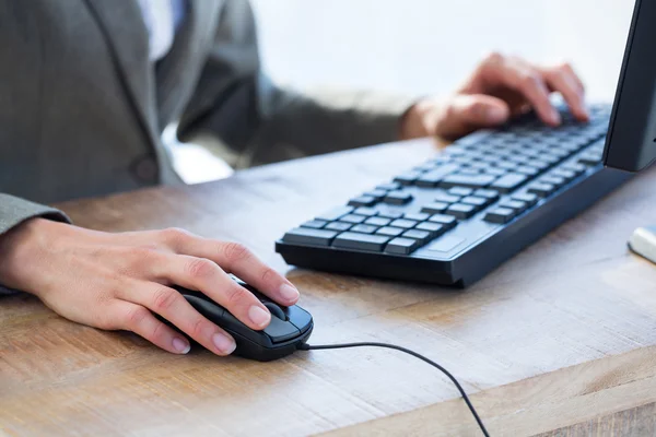 Um homem de negócios usando seu computador — Fotografia de Stock