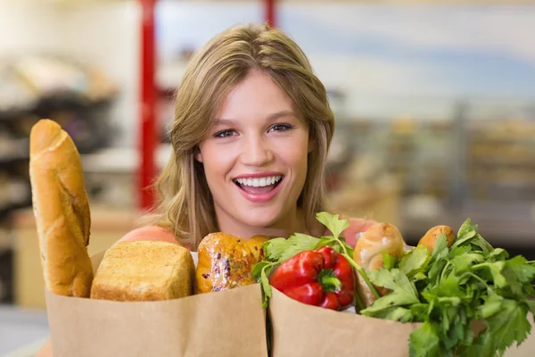 Porträtt av ganska leende blond kvinna köpa livsmedelsprodukter — Stockfoto