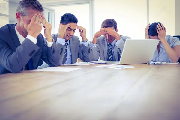 Pessoas de negócios cuidadosas durante a reunião — Fotografia de Stock