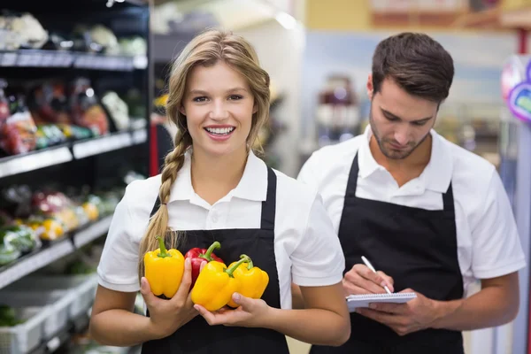 Wanita yang memegang sayuran di supermarket — Stok Foto