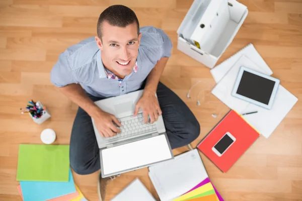 Młody biznesmen twórczej pracy na laptopie — Zdjęcie stockowe