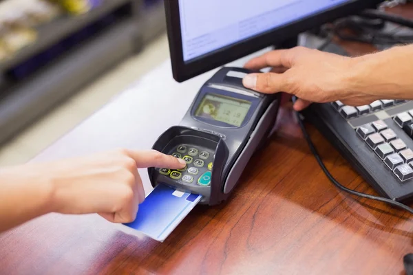 Kobieta płacąca kartą kredytową — Zdjęcie stockowe