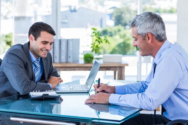 Zufriedene Geschäftsleute, die zusammenarbeiten — Stockfoto