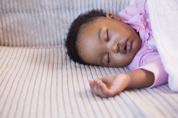 Malá holčička spí na pohovce — Stock fotografie