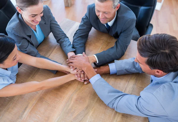 Les gens d'affaires joignent leurs mains dans un cercle — Photo