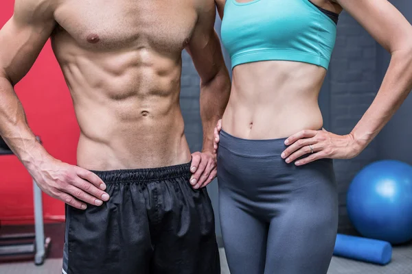 Pareja muscular con las manos en las caderas —  Fotos de Stock