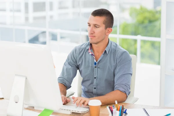 Stilig affärsman att skriva på en dator — Stockfoto