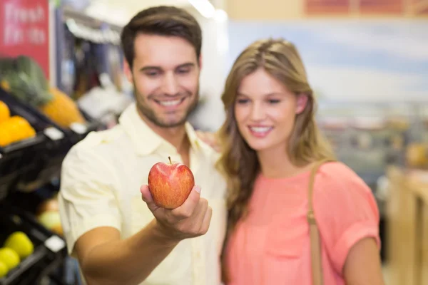 Casal que compra produtos alimentares no supermercado — Fotografia de Stock