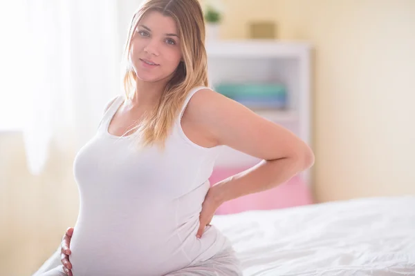 Mulher grávida segurando seu galo — Fotografia de Stock