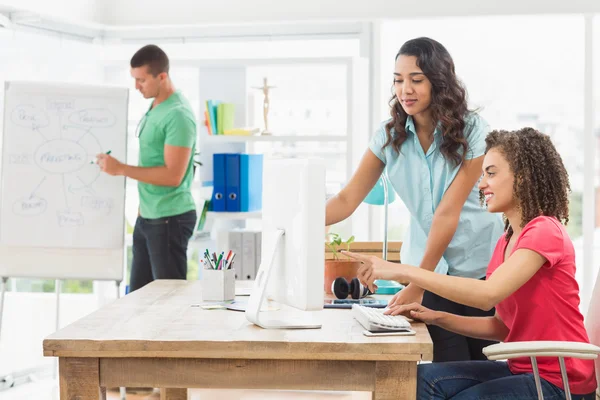 Portrait colleagues using a computer — Stock Photo, Image