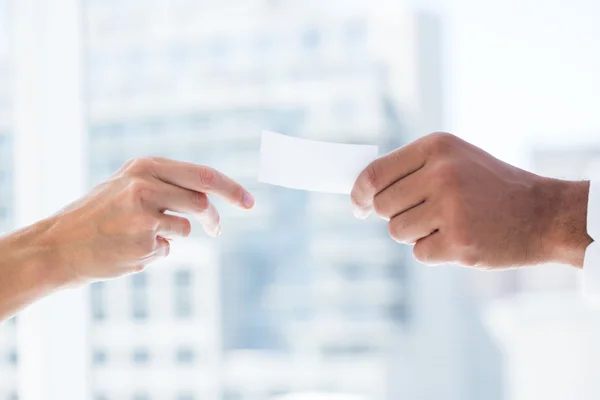 Mãos dando folha de papel pequena para outro — Fotografia de Stock