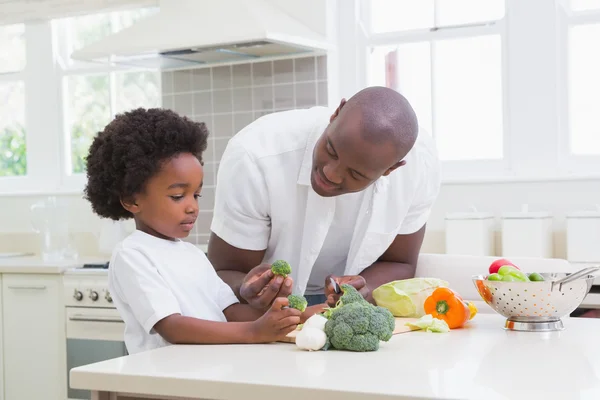 Little boy cooking with his father — Stock Photo, Image