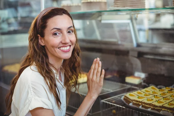 Mujer bonita feliz mirando a la cámara — Foto de Stock