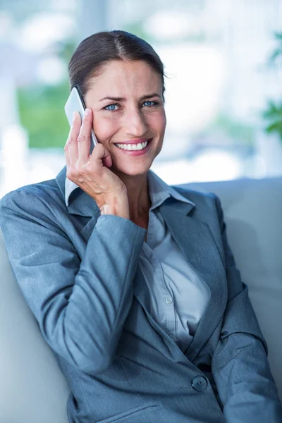 Femme d'affaires ayant un appel téléphonique — Photo