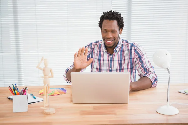 Ung affärsman vågor på laptop — Stockfoto