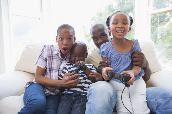 Mutlu aile birlikte video oyunları oynarken gülümseyen — Stok fotoğraf