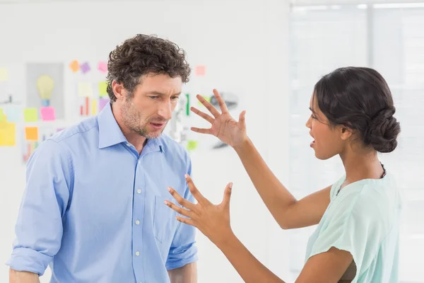 Equipo de negocios casual teniendo una discusión — Foto de Stock