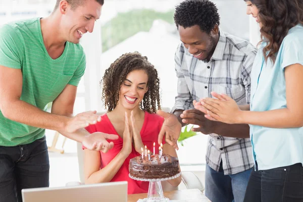 Equipe de negócios casual comemorando um aniversário — Fotografia de Stock