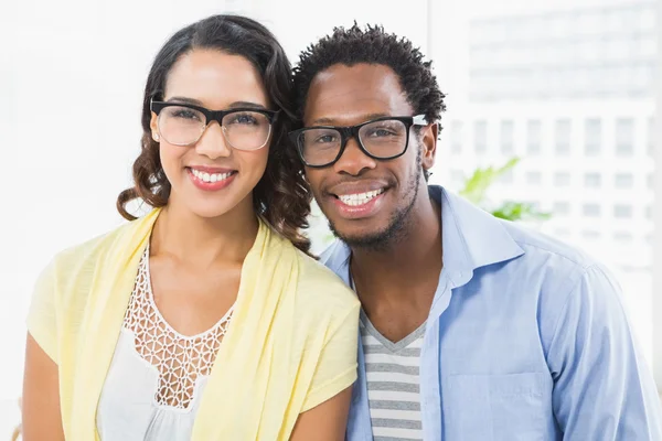 Porträtt av casual affärskollegor leende tillsammans — Stockfoto