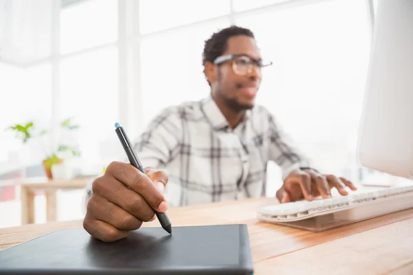 Geschäftsmann schreibt auf dem Grafik-Tablet — Stockfoto