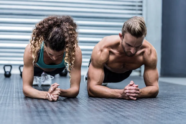 Casal fazendo exercícios de prancha — Fotografia de Stock