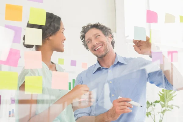 Zakelijke team op zoek post verbaasd zijn op de muur — Stockfoto