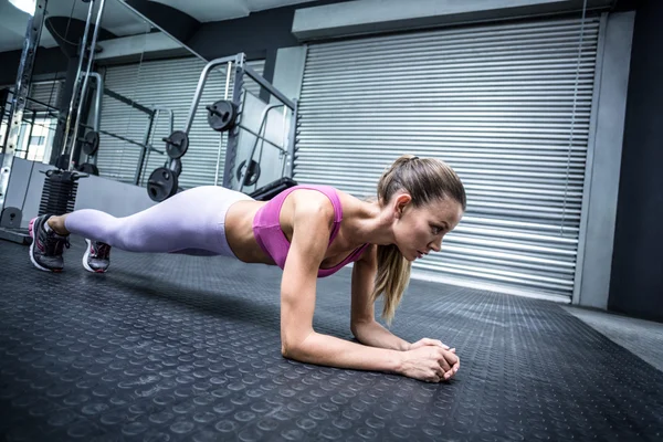 Eine muskulöse Frau auf einer Planke — Stockfoto