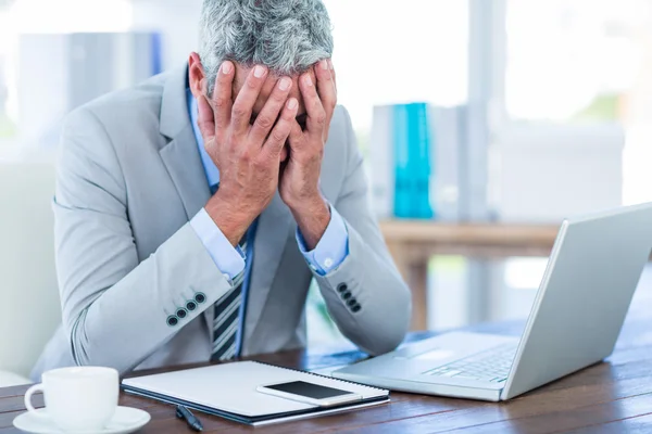 Hombre de negocios deprimido con las manos en la cabeza — Foto de Stock