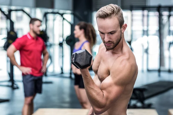 Een man die een halter optilt — Stockfoto