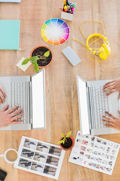 Casual business partners working on laptop — Stok fotoğraf