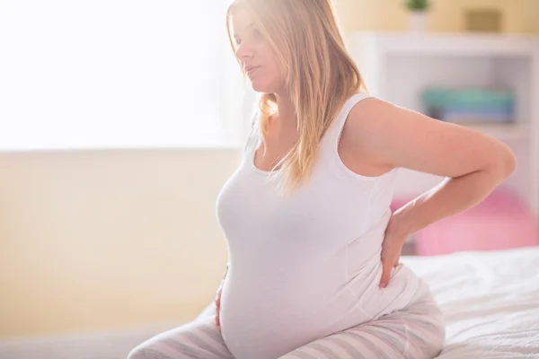 Gravid kvinna med ryggsmärtor — Stockfoto