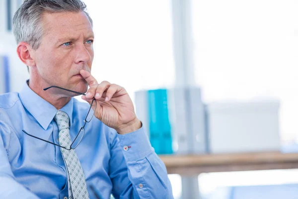 Uomo d'affari premuroso che distoglie lo sguardo — Foto Stock