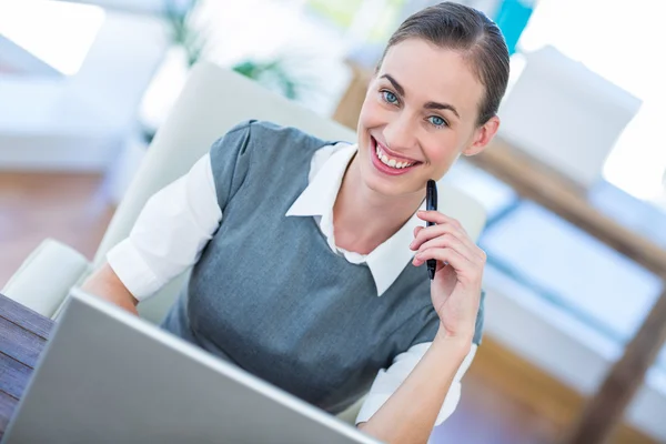 Businesswoman working on laptop computer — Stock Photo, Image